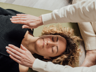 Reiki practitioner providing a relaxing Reiki session for nervous system regulation in Chicago.